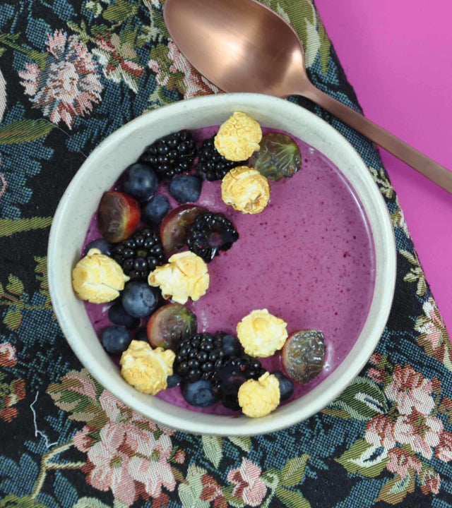 Vegane Smoothie Bowl mit knusprigem Topping