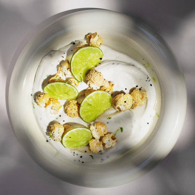 Vegane Earl Grey Limetten Creme mit Popkorn Topping