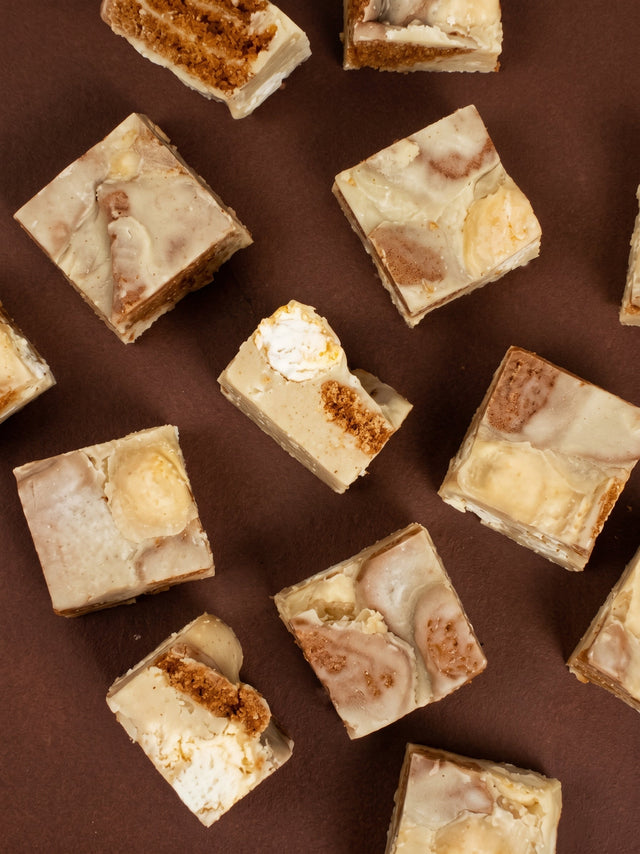 Weißes Schokoladen Fudge mit Pumpkin Spice Popkorn