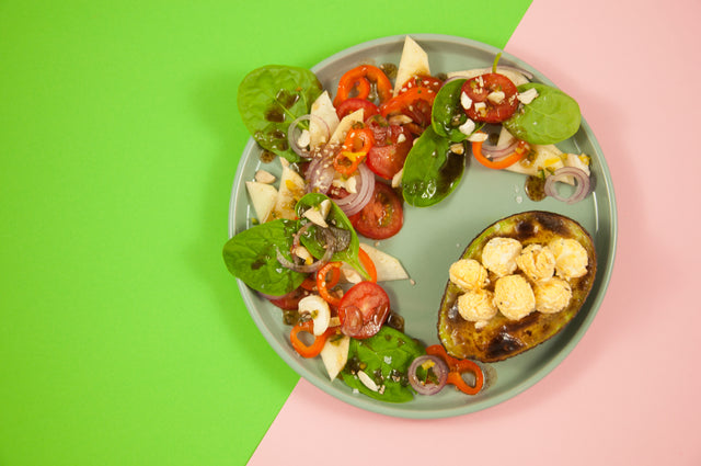 Gegrillte Avocado mit Mango-Salat & Popcorn