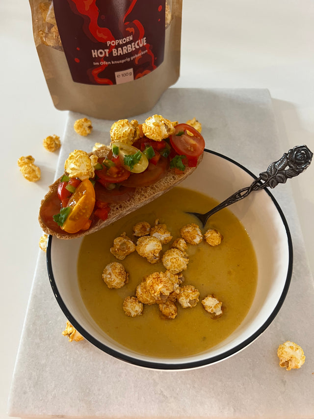 Maissuppe mit Tomaten-Crostini und Popcorn